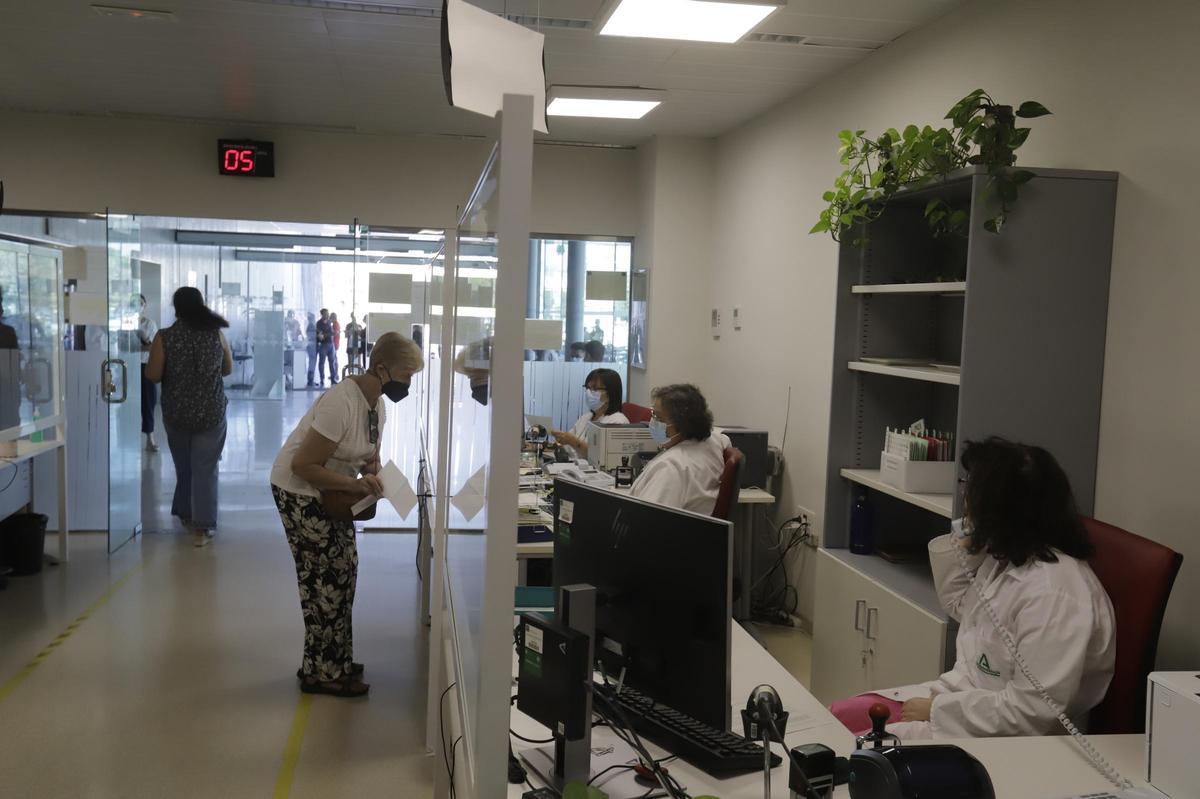 Centro de especialidades médicas Castilla del Pino, donde se prestan consultas externas del hospital Reina Sofía.