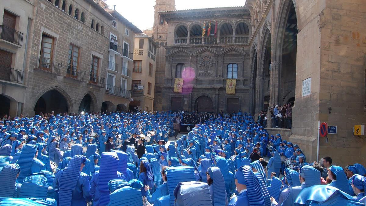 Cofrades de Semana Santa junto al ayuntamiento.