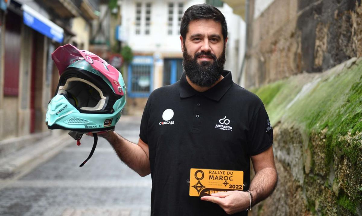 Iván Merichal, con el casco y la placa de ‘finisher’ del Rallye du Maroc. |  // VÍCTOR ECHAVE