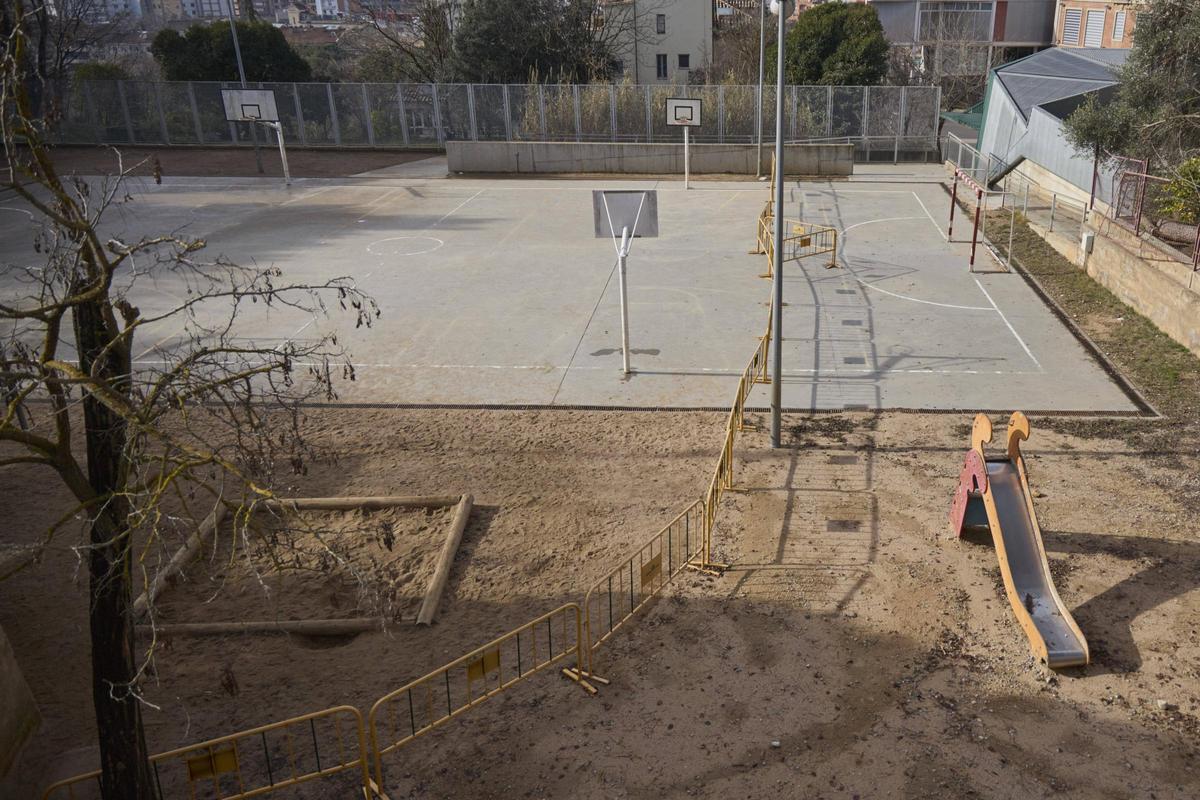 Les tanques al pati de l’escola Annexa-Joan Puigbert de Girona.