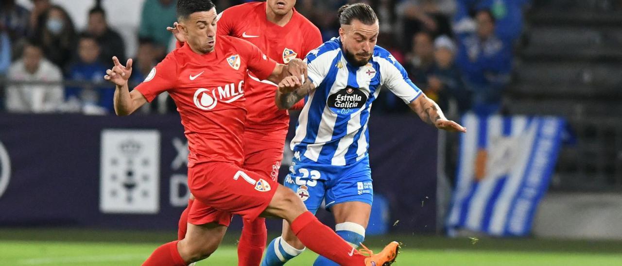 El deportivista Héctor protege el balón durante la semifinal del ‘play off’ contra el Linares en Riazor. |  // ARCAY / ROLLER AGENCIA