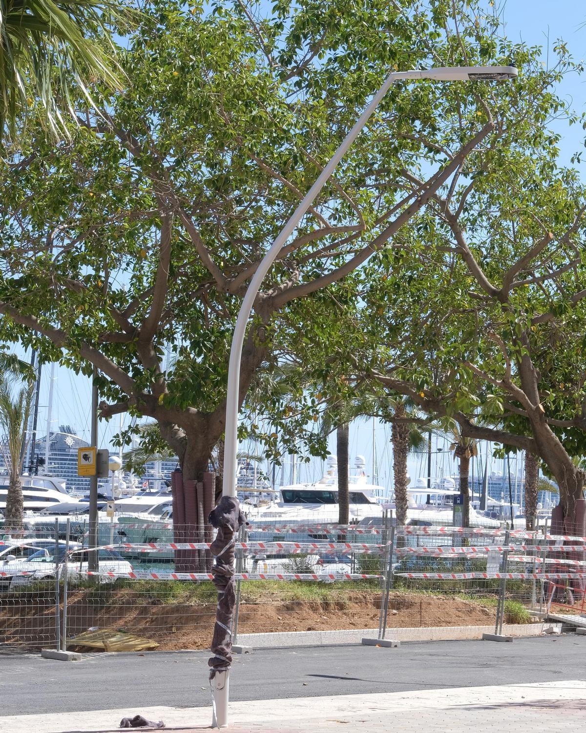 Una de las nuevas farolas del Paseo Marítimo