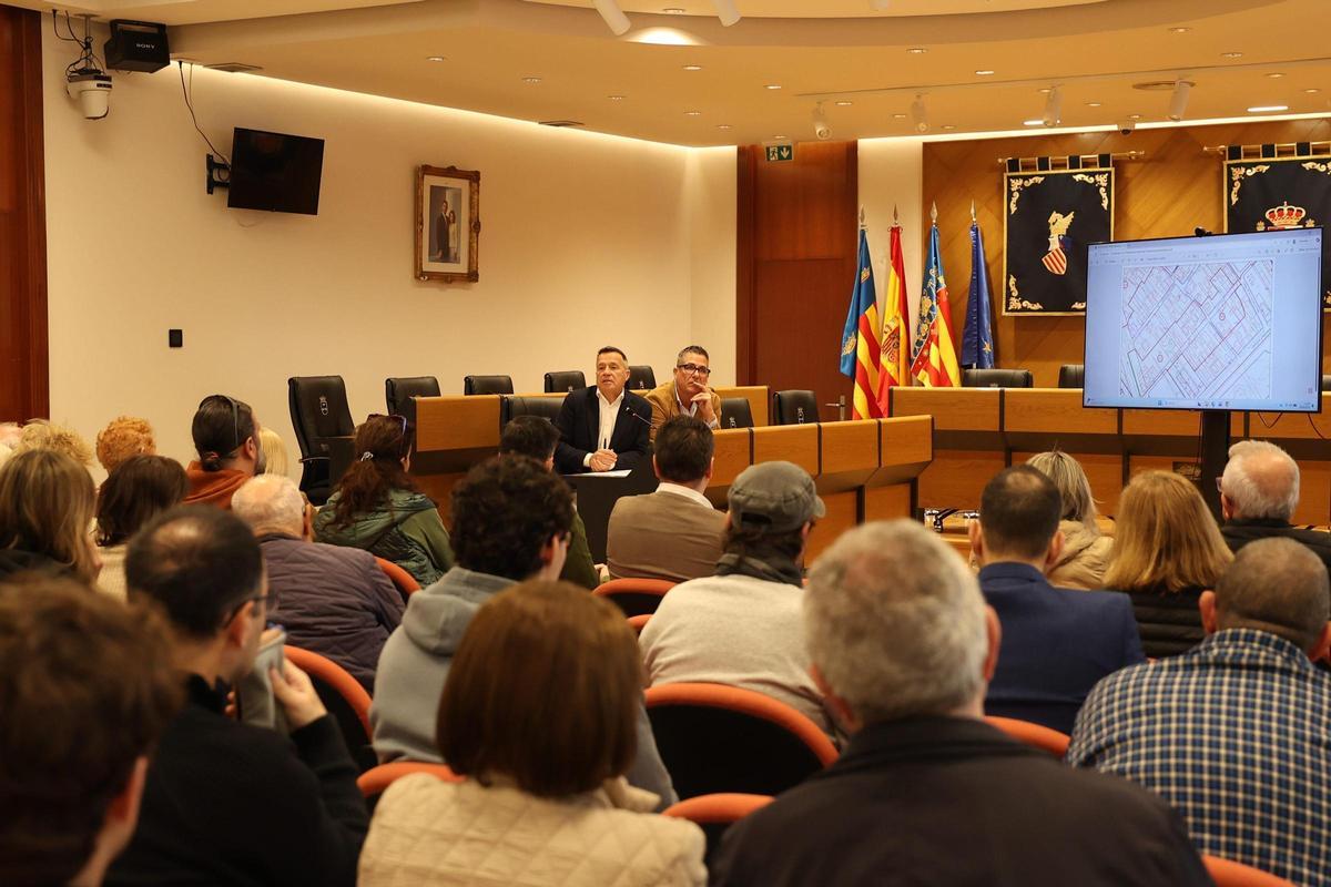 el alcalde de Burriana, Jorge Monferrer Daudí, junto al concejal de Urbanismo, Mario Trullen, han explicado los pormenores de la actuación a los propietarios de la Unidad de Ejecución (UE) A-17.