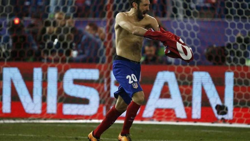 Juanfran se quita la camiseta tras anotar el penalti definitivo para el Atlético.