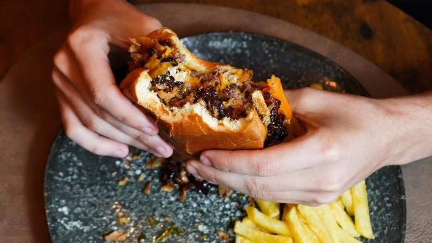 Una de las hamburguesas que se sirvieron en el establecimiento, en colaboración con Argentino's Burger