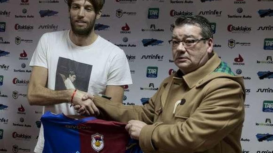 Michu, a la izquierda, junto a Víctor Fernández-Miranda.