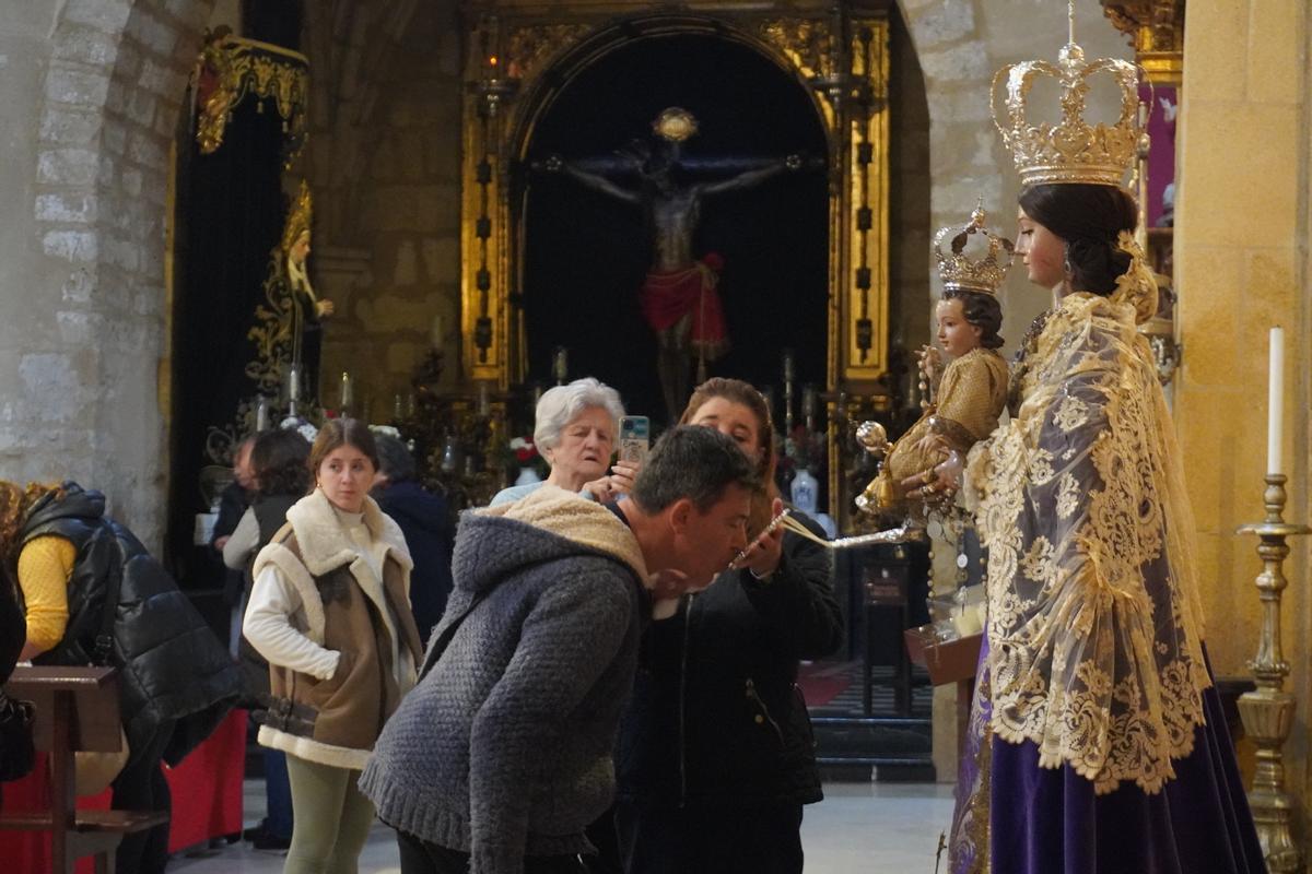 Los fieles acuden al besamanos de la Virgen de los Remedios