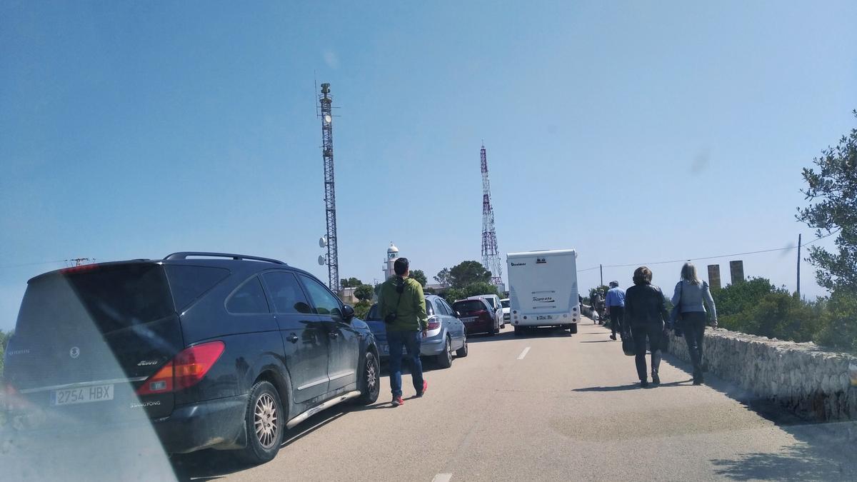 Coches aparcados en la cuneta de la carretera del mirador y el faro del cabo de Sant Antoni