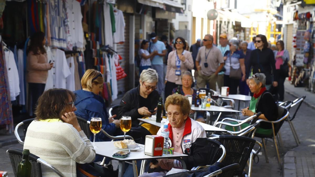 Turistas disfrutan de unas consumiciones en un local de la Judería este jueves.