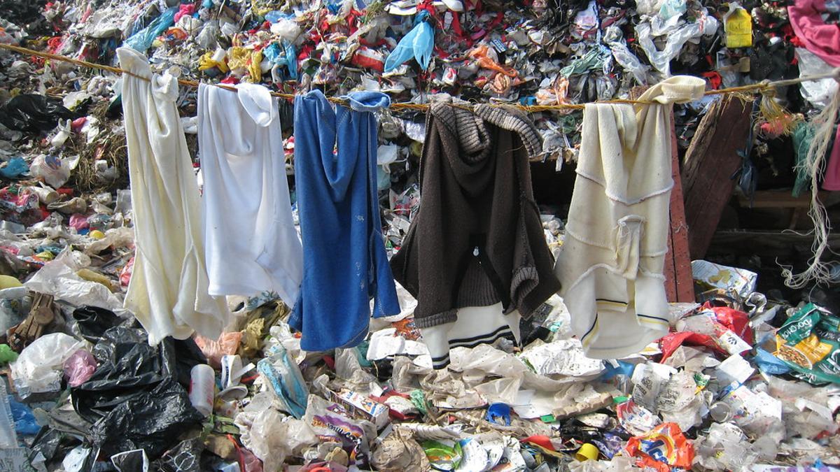 Acumulación de ropa usada