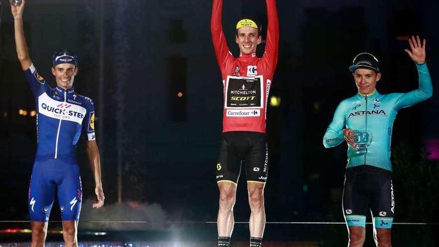 El británico Simon Yates, en lo alto del podio, entre el español Enric Mas y el colombiano Miguel Ángel López.