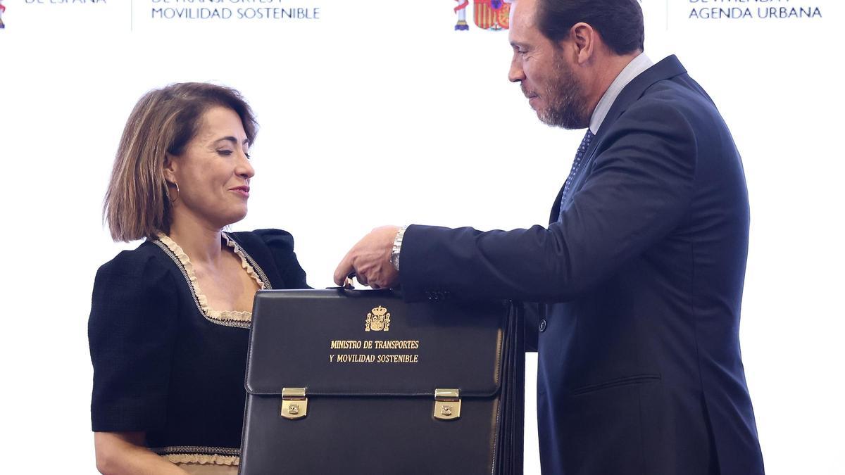 Óscar Puente recibe la cartera del Ministerio de Transportes de manos de la ministra saliente, Raquel Sánchez.