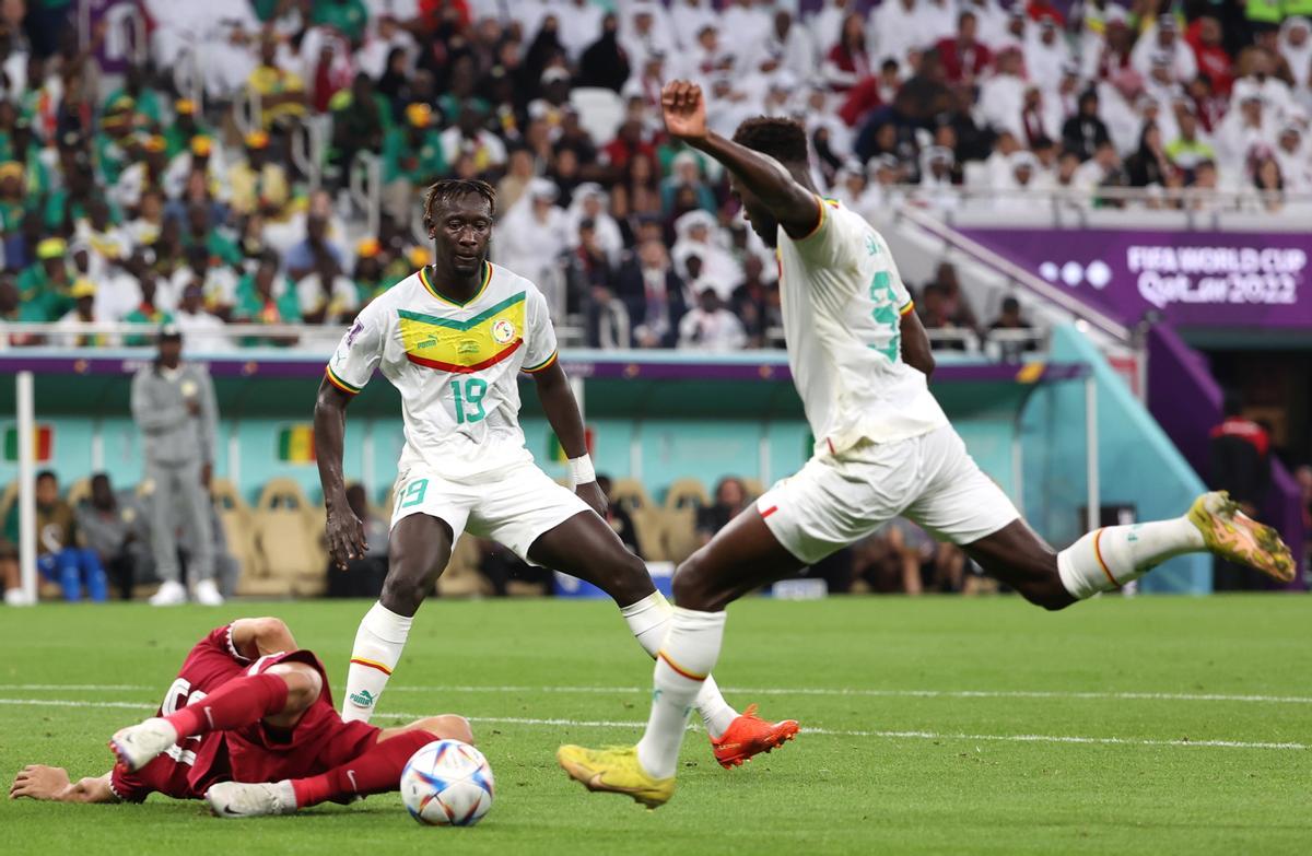 Doha (Qatar), 25/11/2022.- Boulaye Dia (R) of Senegal scores the opening goal during the FIFA World Cup 2022 group A soccer match between Qatar and Senegal at Al Thumama Stadium in Doha, Qatar, 25 November 2022. (Mundial de Fútbol, Catar) EFE/EPA/Ali Haider