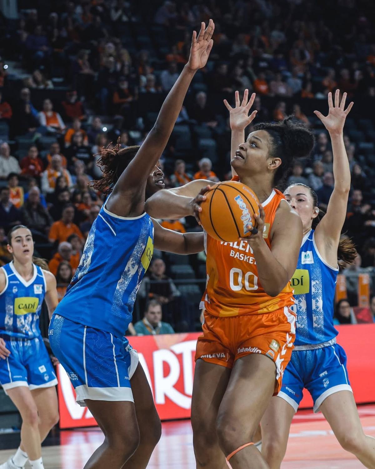 Nahan Niare defensant Khaalia Hillsman en el partit d’ahir