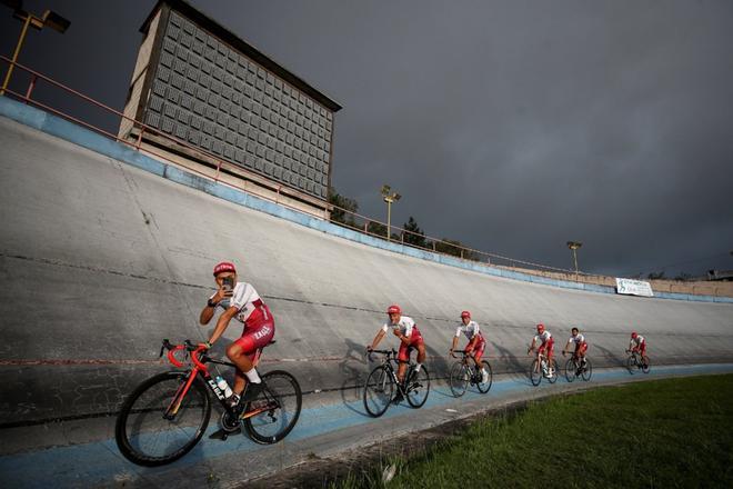 El equipo Eagle compite en la primera etapa de la Vuelta a Ecuador este lunes, en Quito (Ecuador).