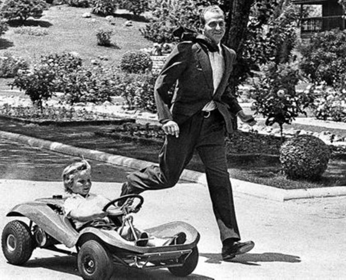 El Rei juga amb el seu fill als jardins de la seva residència oficial, l’octubre de 1975.