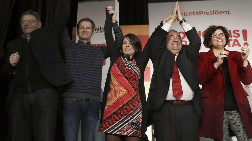 Adriana Lastra (centro) con Miquel Iceta y Ximo Puig, entre otros, ayer, en un mitin en Tarragona. // Efe