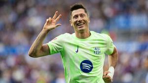 Lewandowski celebra su hat-trick ante el Alavés