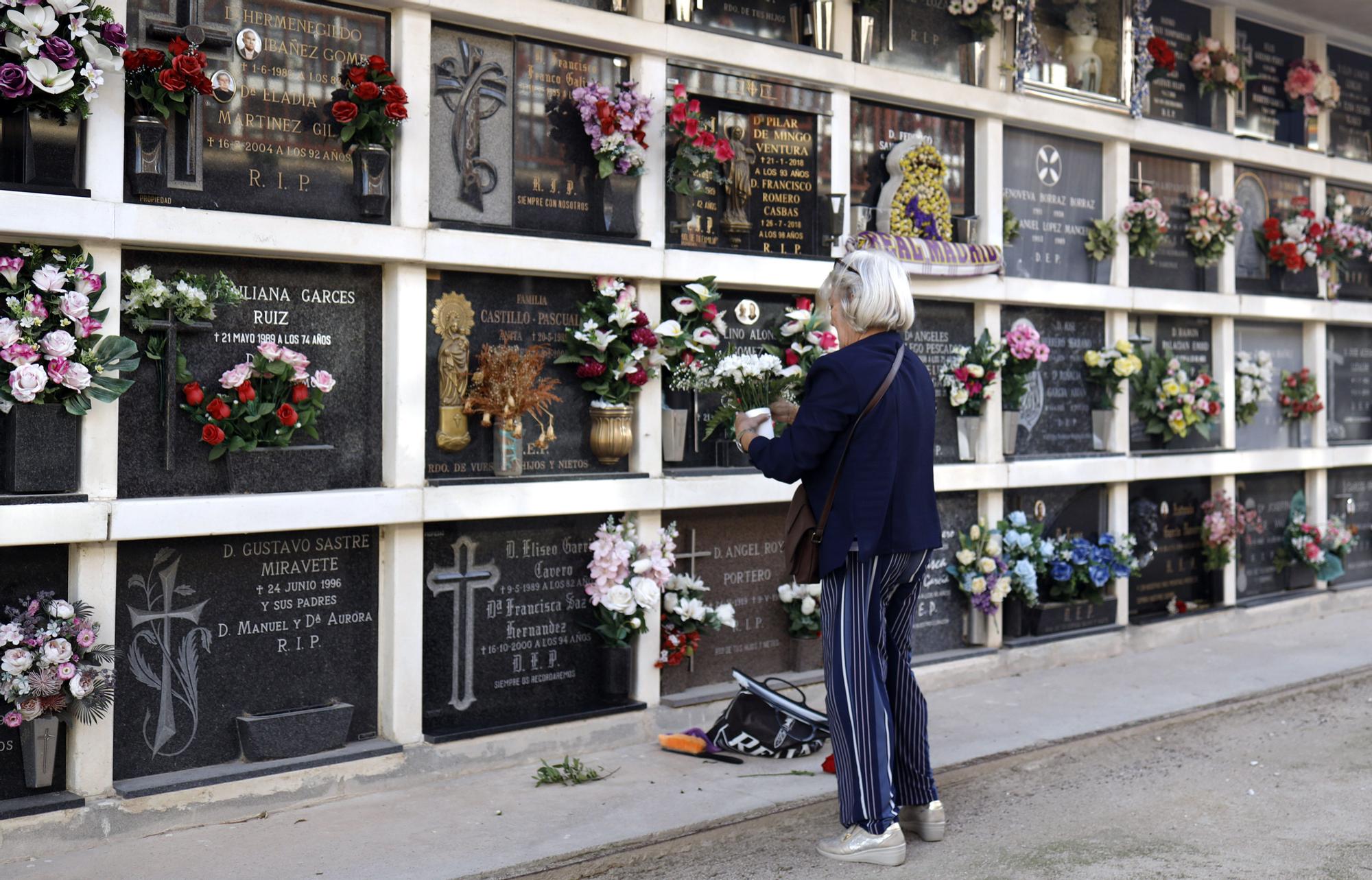 El cementerio de Torrero recibe ya a los visitantes más adelantados por Todos los Santos