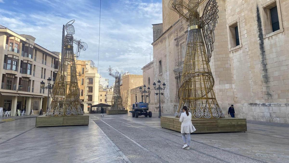 Los ángeles gigantes de la Navidad de Elche