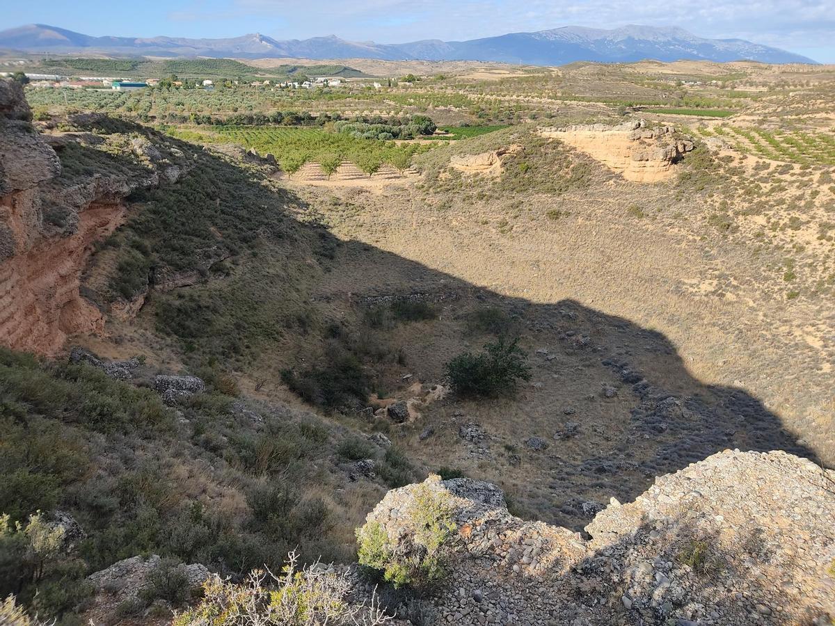 La hoya fluvial guarda el mito de la princesa con el Moncayo detrás.
