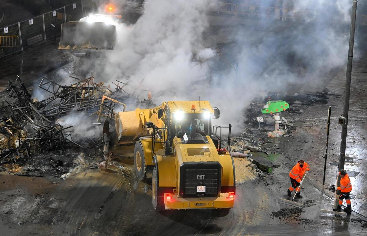Limpieza de la plaza del Ayuntamiento tras la cremà
