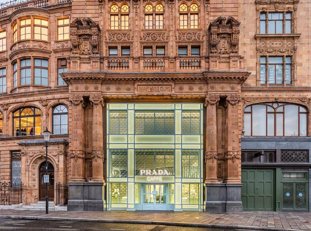 Prada Caffé se encuentra en los míticos almacenes Harrods.