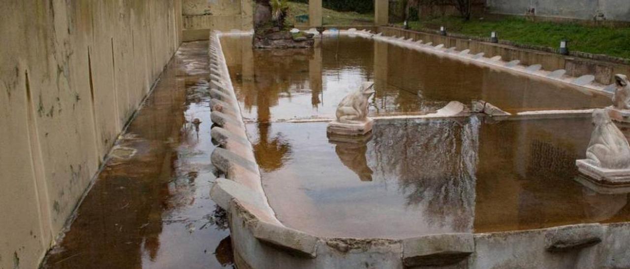 agua poco recomendable en la fuente. Las lluvias de los primeros días de primavera han provocado que la fuente de Santarúa presente un estado lamentable.