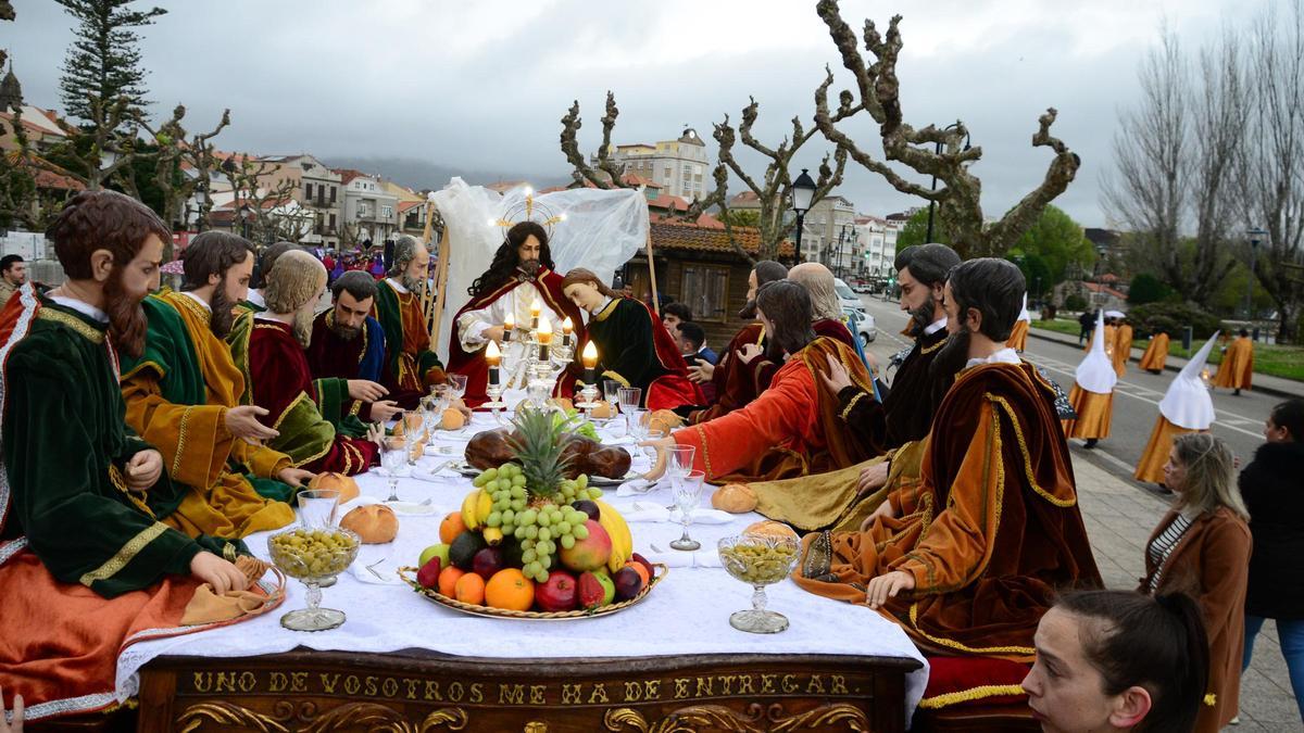 Jueves Santo de pasión y lluvia en Cangas