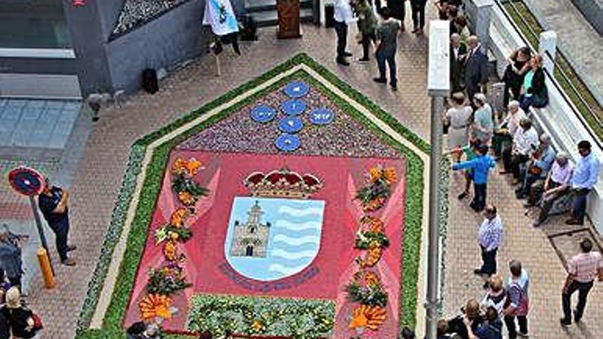 Alfombra floral y grafiti por los cien años de Miño