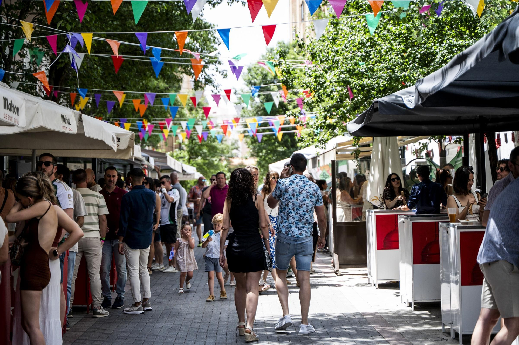 Fotogalería | Ambiente en la Feria de Día de Cáceres marcado por el partido del Cacereño: búscate en las imágenes