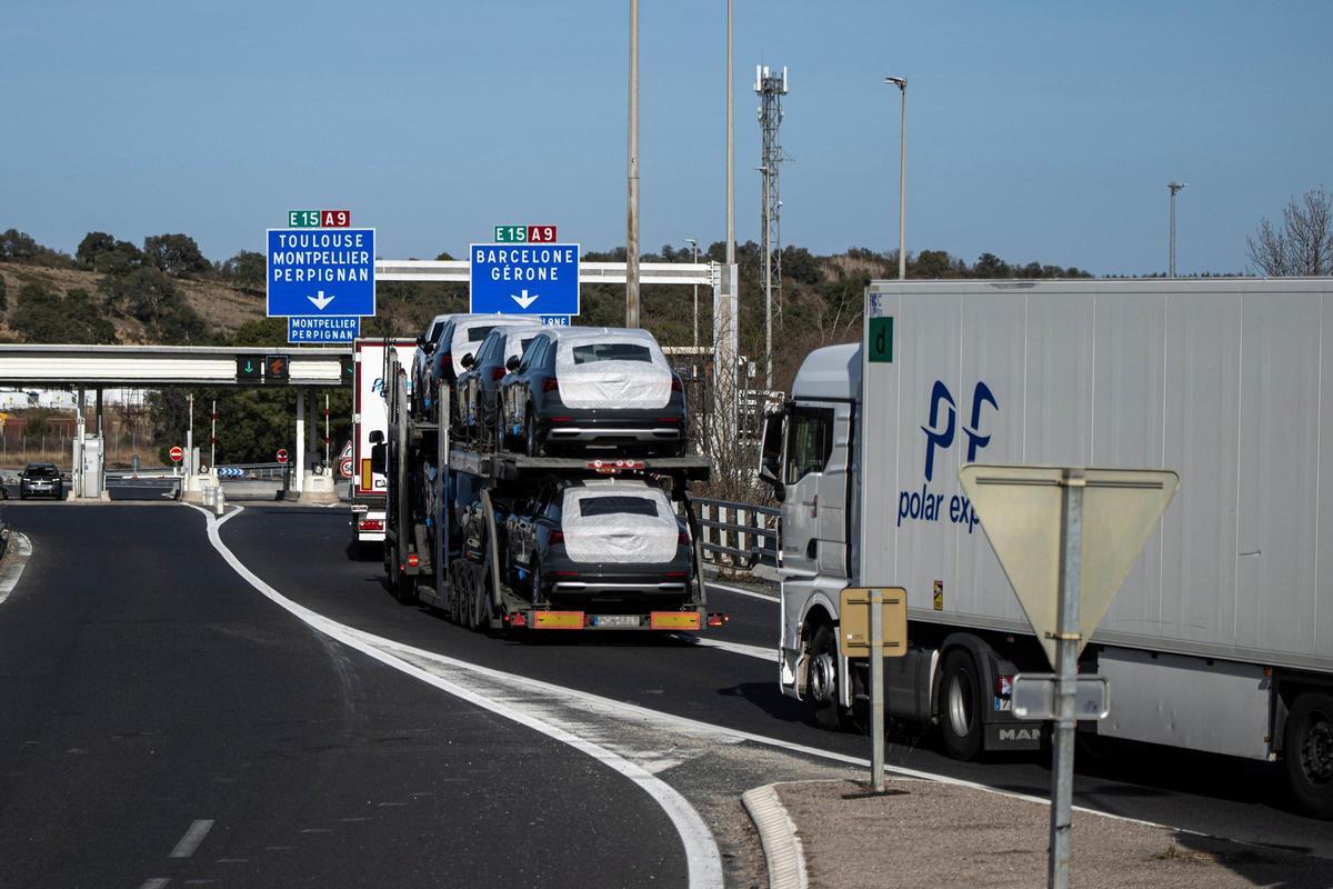 Vehículos circulan hacia Le Boulou, en Francia.