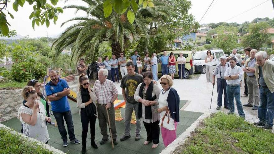 Ribadesella rinde homenaje a Juan José Junco en el parque de Sebreñu