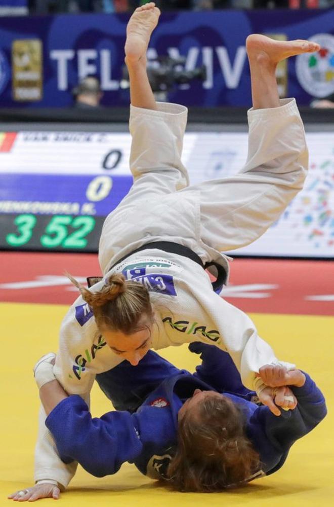 La polaca Karolina Oienkowska (azul) compite con la belga Charline Van Snick durante el partido de la categoría de mujeres con menos de 52 kilos de peso en el Gran Premio de Judo de la ciudad costera israelí de Tel Aviv.