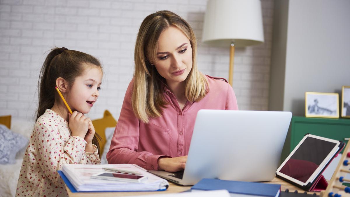 Que en casa haya un ambiente de trabajo mientras mi hijo hace los deberes le motivará a hacerlos