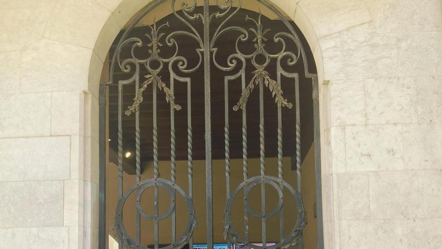 Veí de Girona protesta davant l'Ajuntament per la pèrdua de mobles en un pis cedit a lloguer social