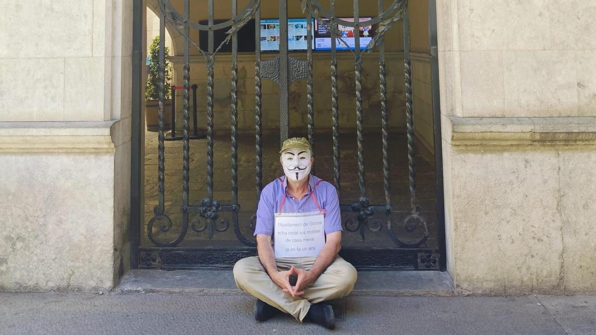La protesta del veí davant l'Ajuntament.