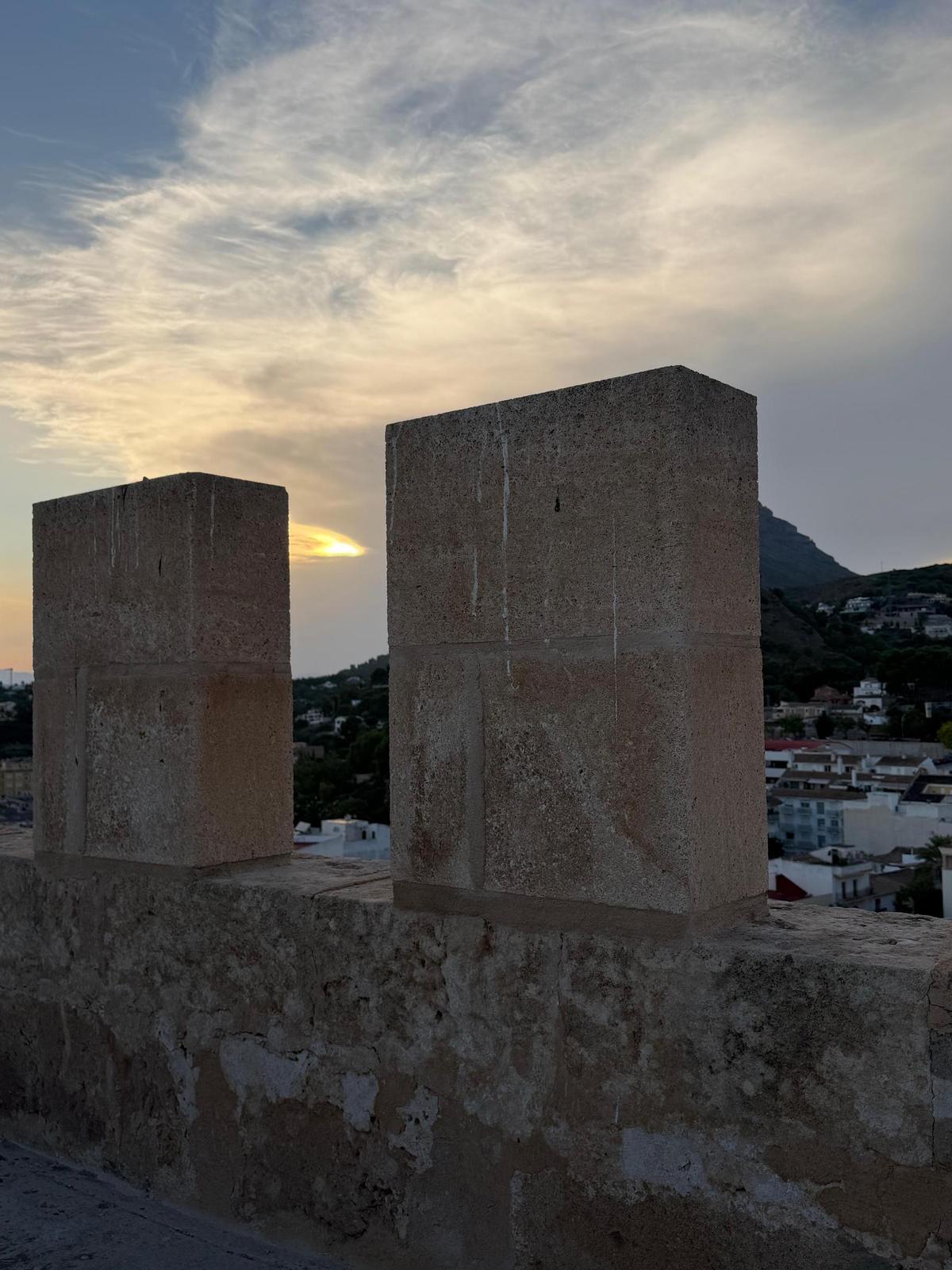 Un eclipse celestial: así se vio desde la torre de la iglesia gótica de Sant Bertomeu de Xàbia