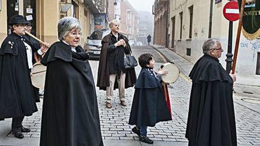 Los Amigos de la Capa de Benavente celebran San Tirso con chocolate con churros, bailes y una comida de hermandad