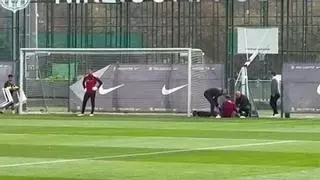 ¡Ter Stegen, atendido durante el entrenamiento!