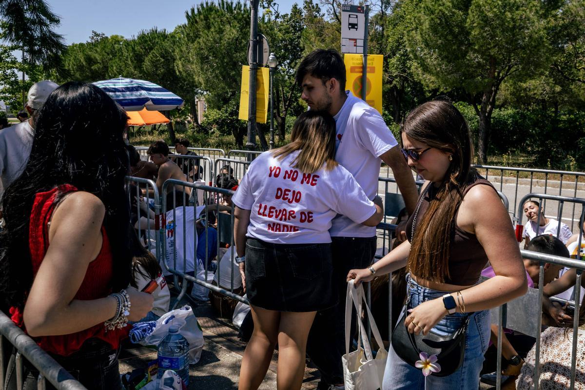 Colas para el concierto de esta noche de Bad Bunny en el Palau Sant Jordi.