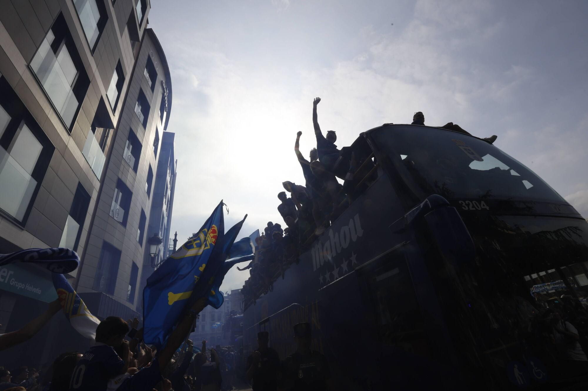 Locura azul en las calles de Oviedo para celebrar el ascenso del equipo a Primera División