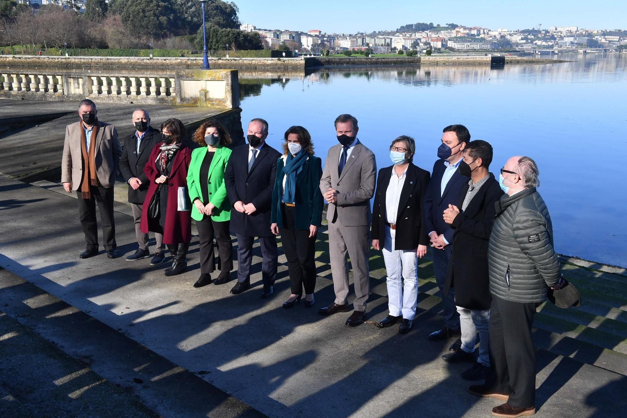 Visita oficial de autoridades con motivo de las obras de dragado de la ría de O Burgo.