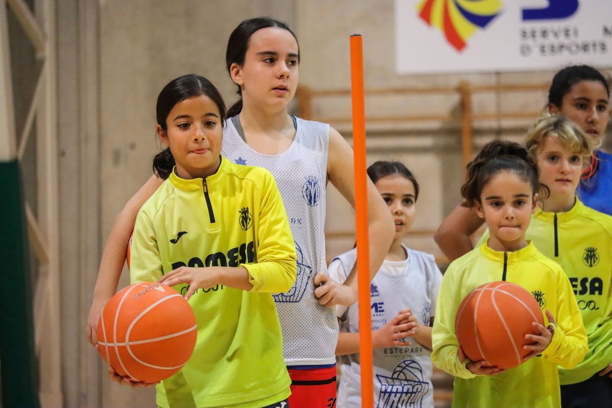 Jornada de hermanamiento entre las chicas del Villarreal y las del Vila-real Bàsquet