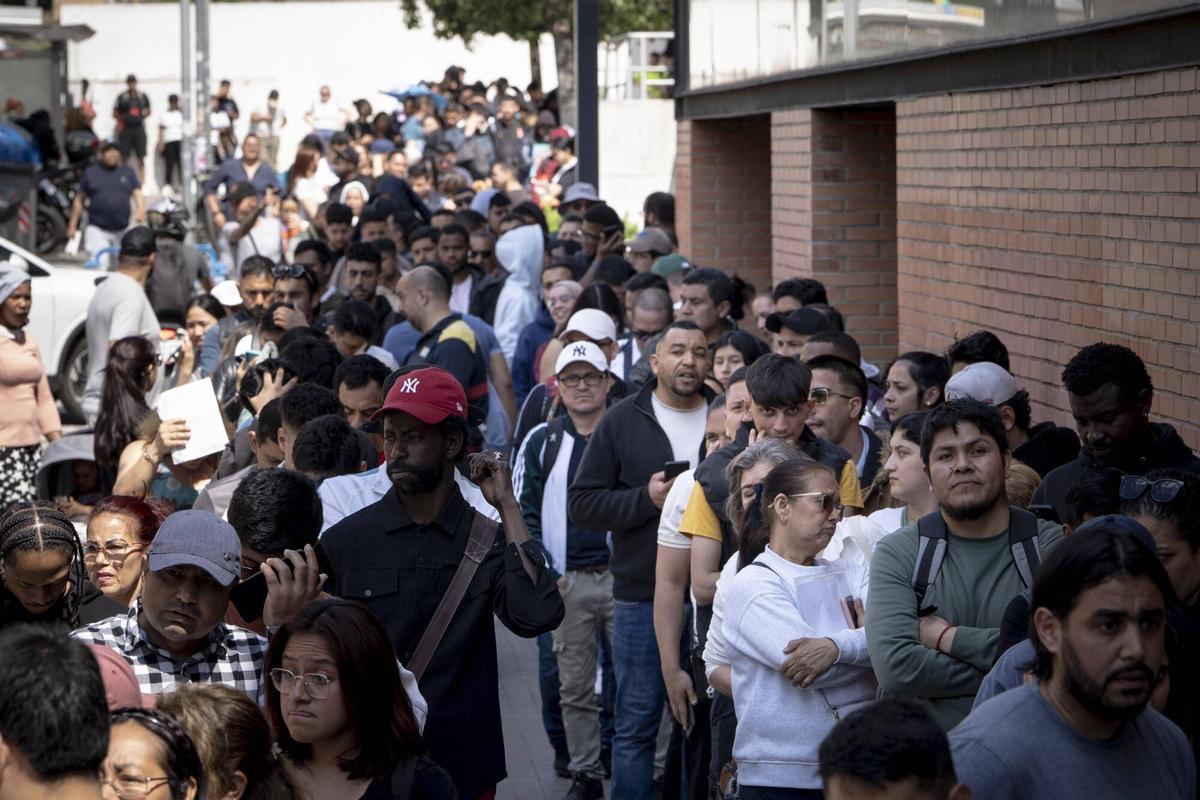 Cues en la Farga de L'Hospitalet, on l'ajuntament ha centralitzat l'atenció ciutadana relativa al procés de regularització extraordinària, aquest dilluns