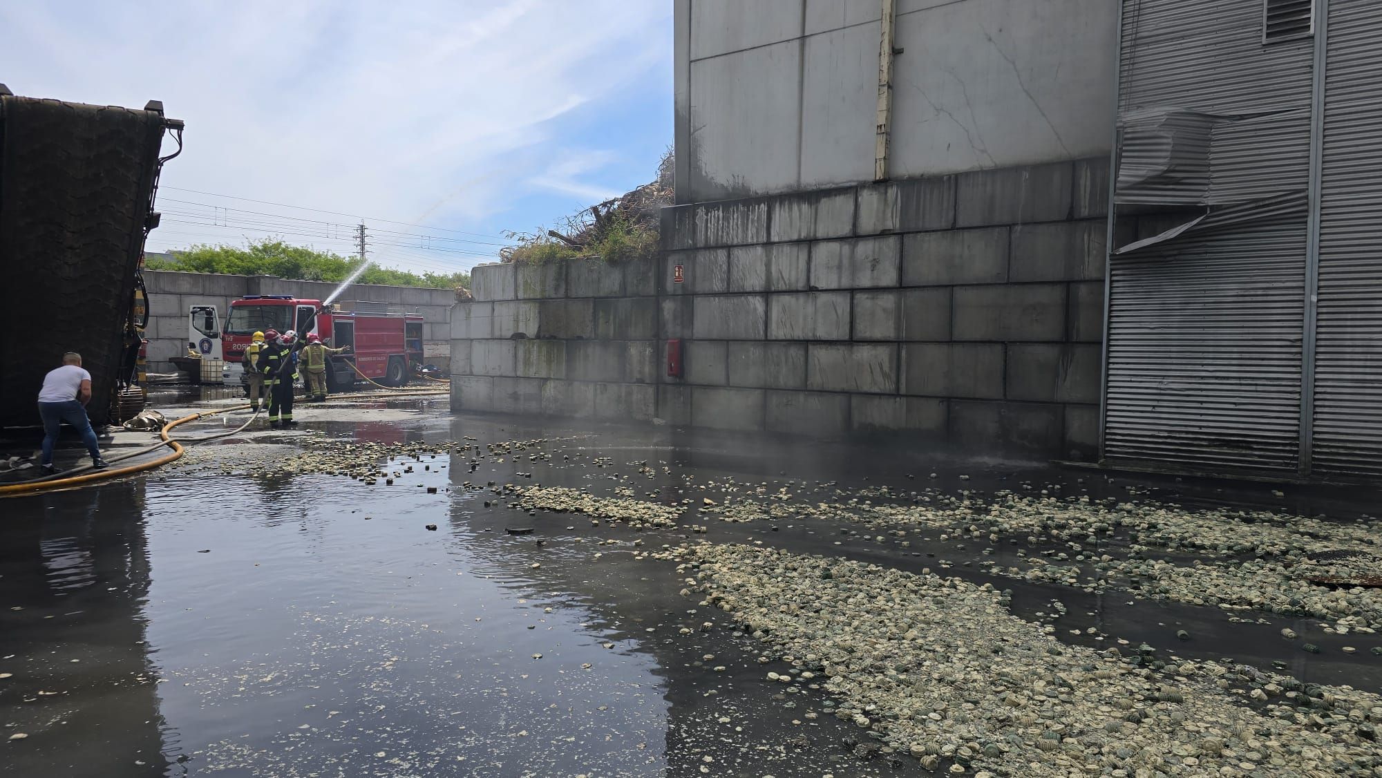 Impresionante incendio en una nave de gestión de residuos en O Porriño