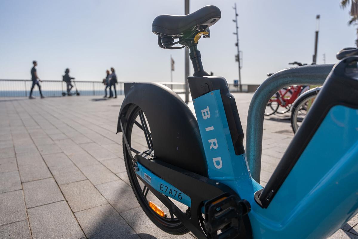 Bicicletas de empresas de bikesharing en distintos puntos de la ciudad de Barcelona