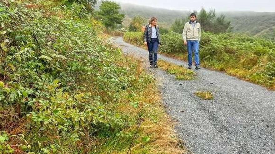 Belén Cachafeiro y Vicente Búa, en una pista del rural de Forcarei.