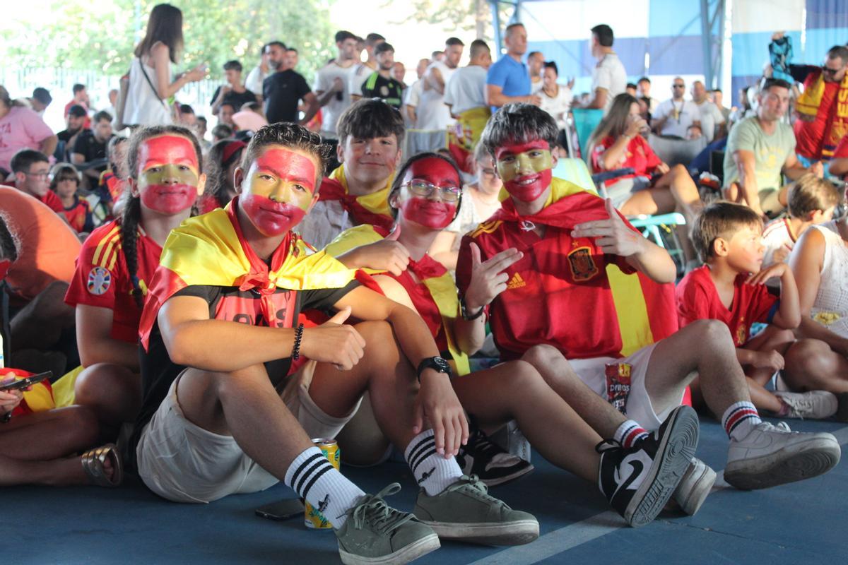 Aficionados de la Selección Española ataviados con bufandas, banderas y camsietas.