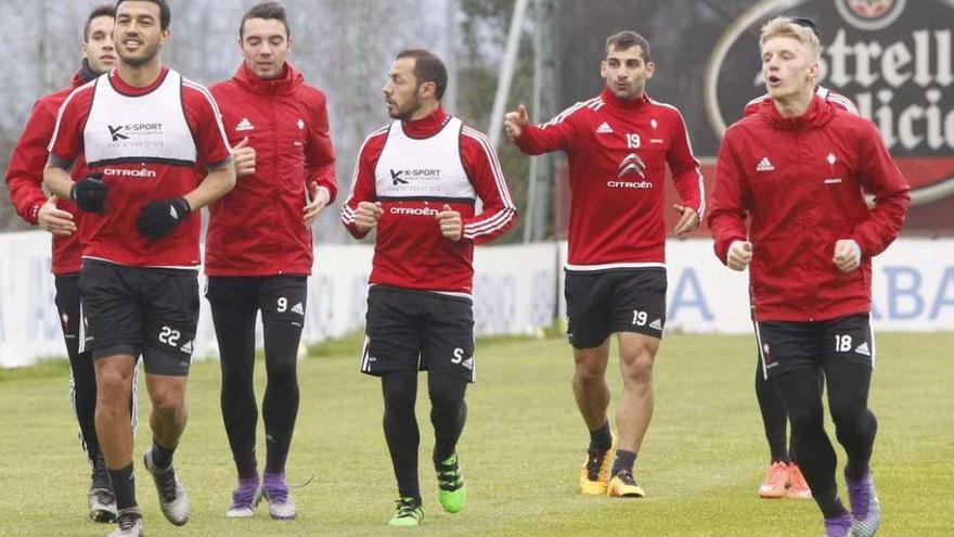 Mallo, Cabral, Aspas, Marcelo Díaz, Jonny y Wass trotan sobre el césped durante un reciente entrenamiento. // José Lores